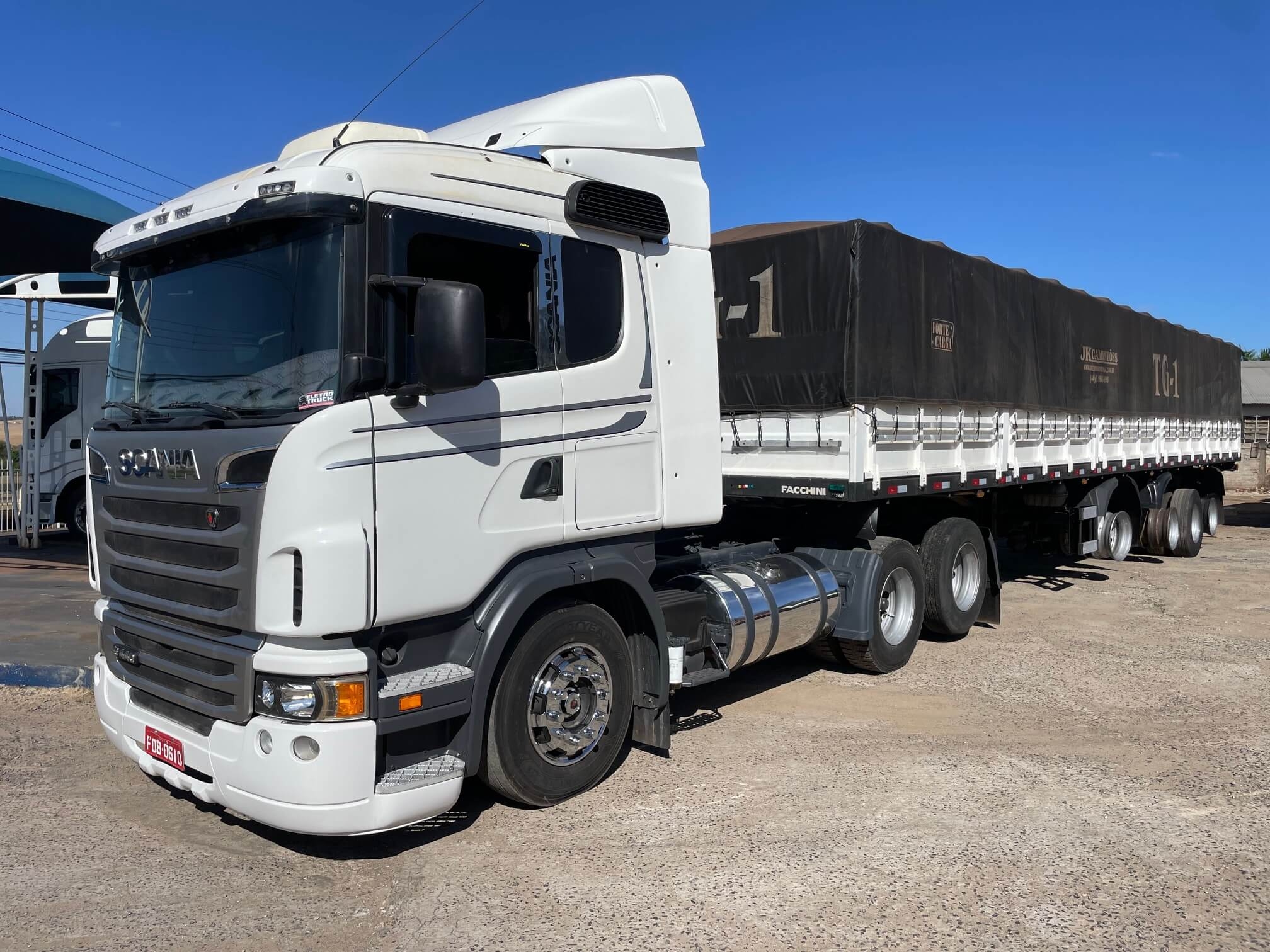 SCANIA G-440 COM 4 EIXOS FACCHINI
